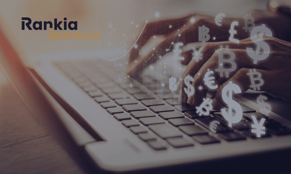 persona en ordenador buscando cuentas multidivisas