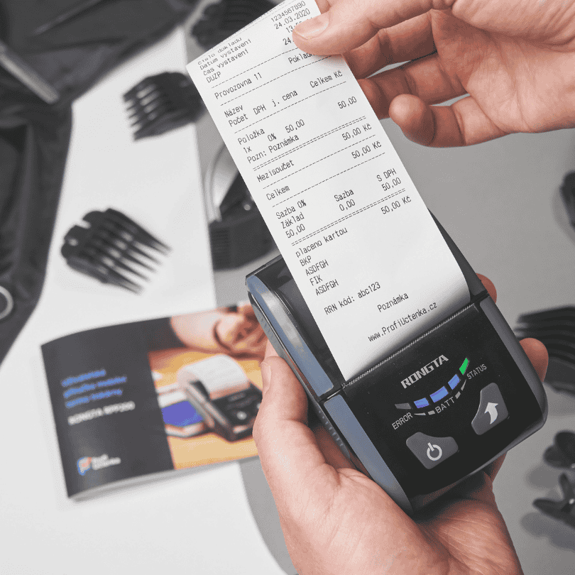 persona usando un tpv o datafono