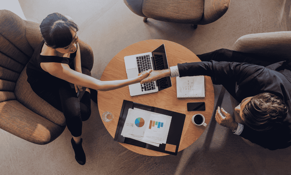 mujer consiguiendo financiación en banco para su proyecto