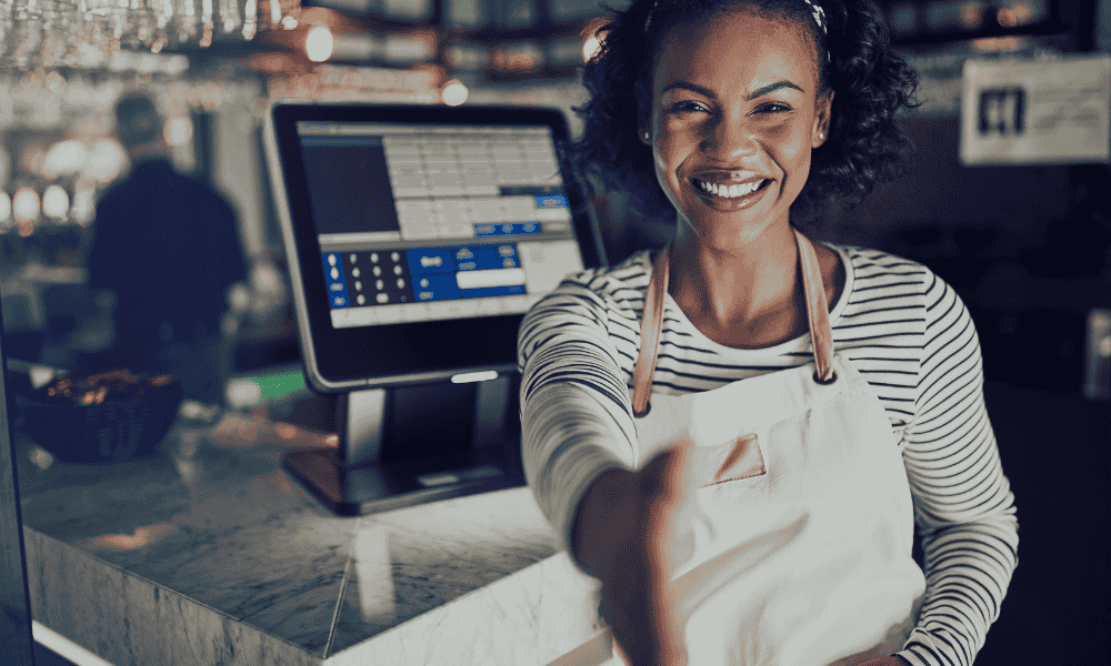 mujer empresaria contratando tpv