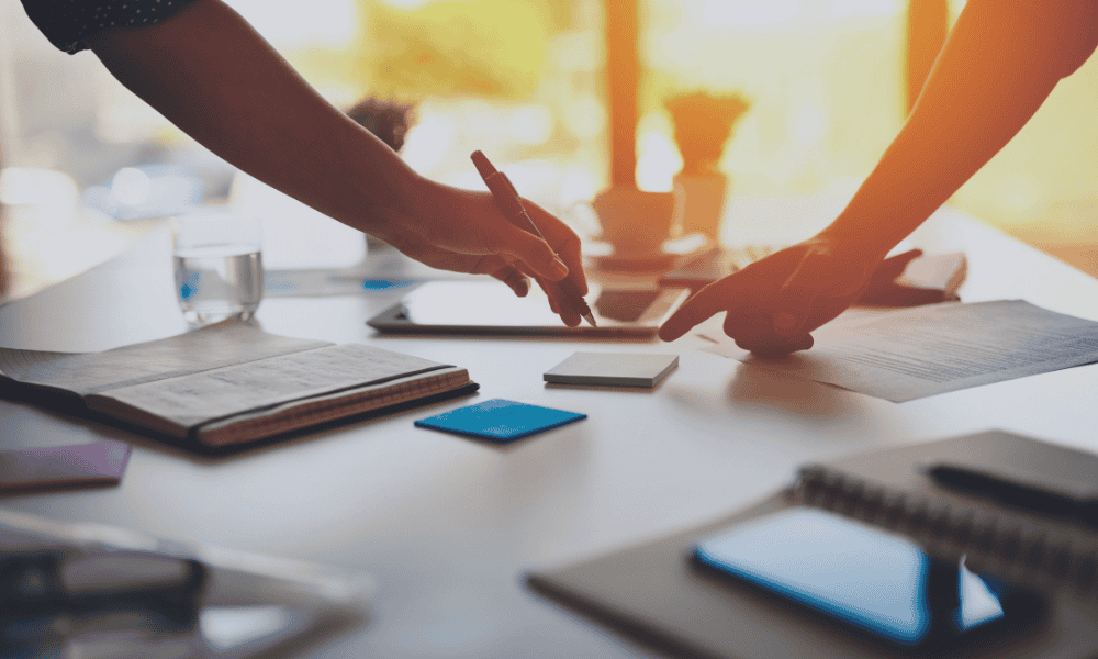 manos de personas creando una SL