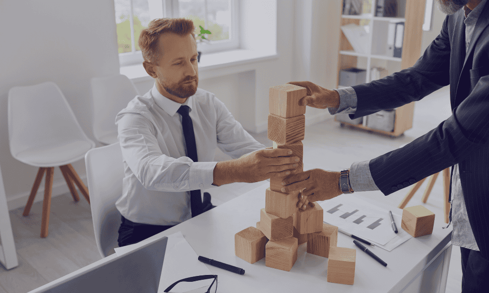 hombre cumpliendo los pasos para constituir una empresa