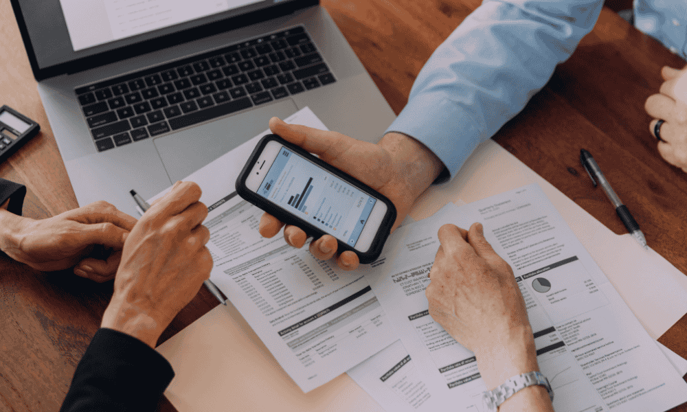 personas mostrando opciones de financiacion alternativa