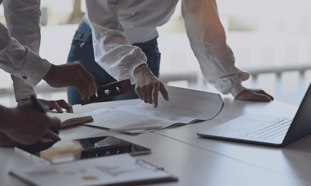 empresarios haciendo un plan de negocio