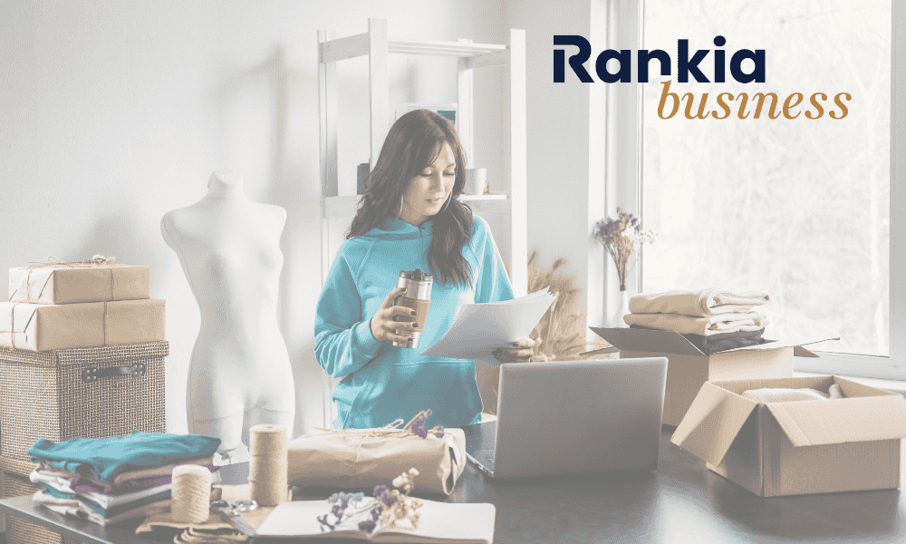 mujer autonoma viendo documentos