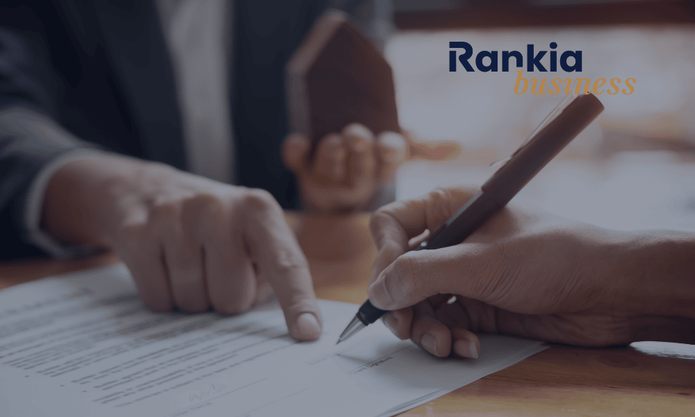 persona firmando un contrato de factoring