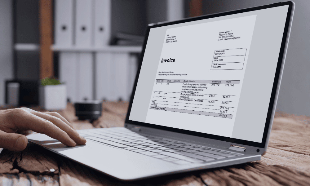 factura electronica obligatoria con un fondo de una persona contando facturas tradicionales