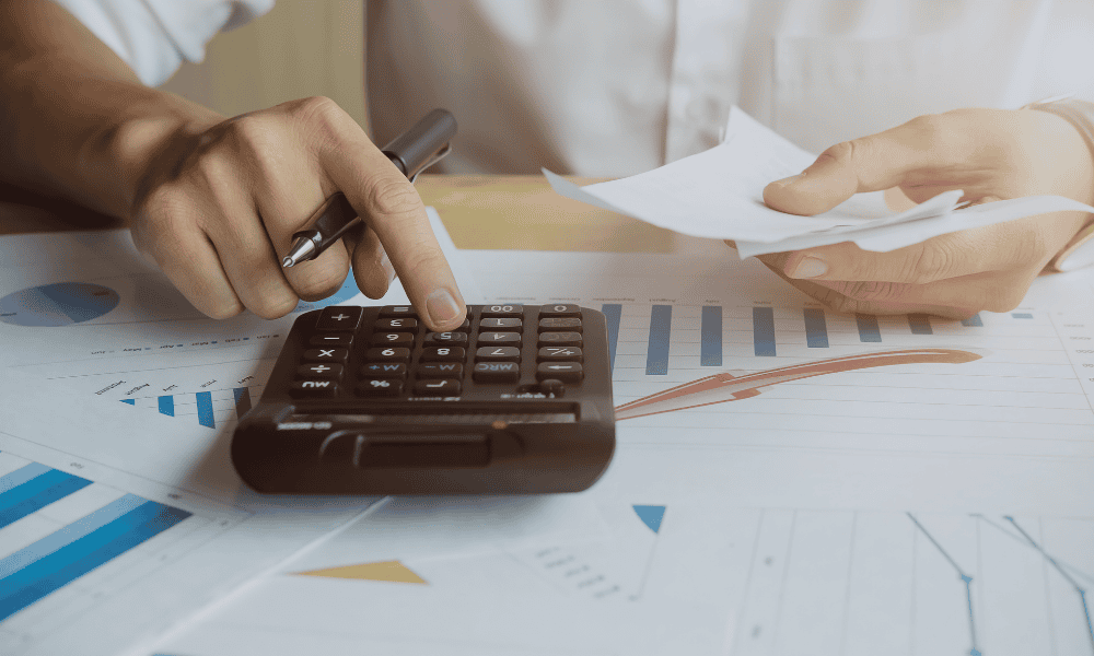 empresario sacando cuenta de los gastos de su empresa