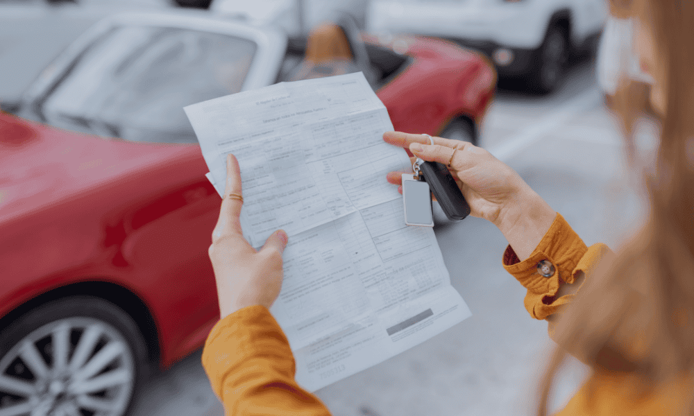 persona sosteniendo un contrato viendo las diferencias entre leasing y renting