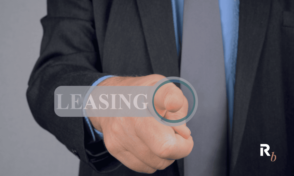 hombre eligiendo contratar un leasing