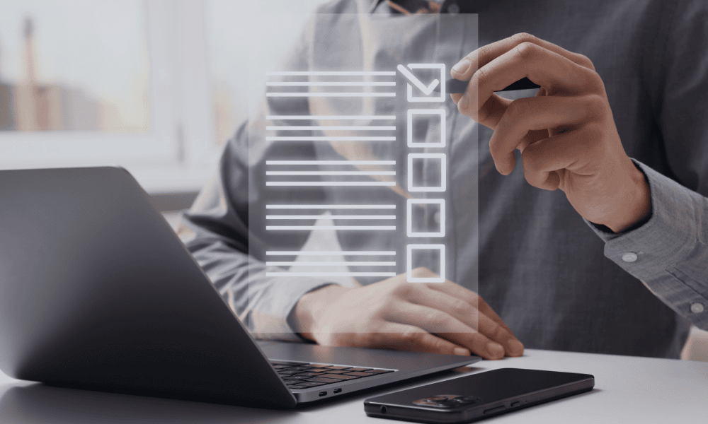 persona seleccionando lsta de ventajas de factoring y confirming