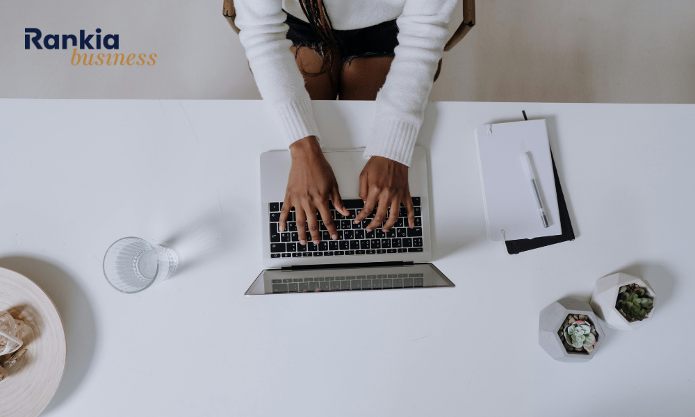 Autónoma trabajando en su laptop y revisando opciones de préstamos para autónomos.