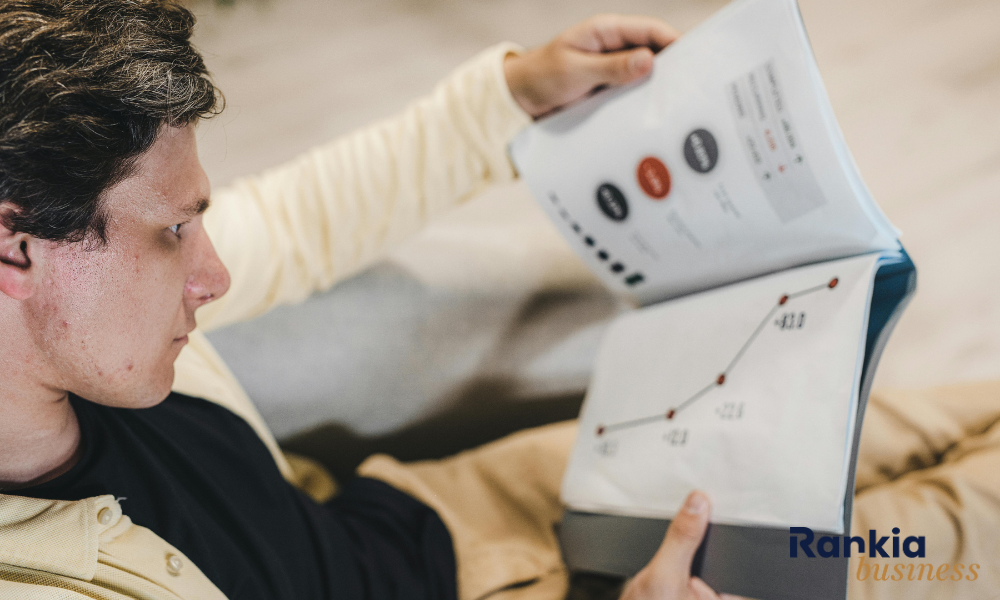 Autónomo revisando documentación sobre el paro y prestaciones por cese de actividad en 2025.