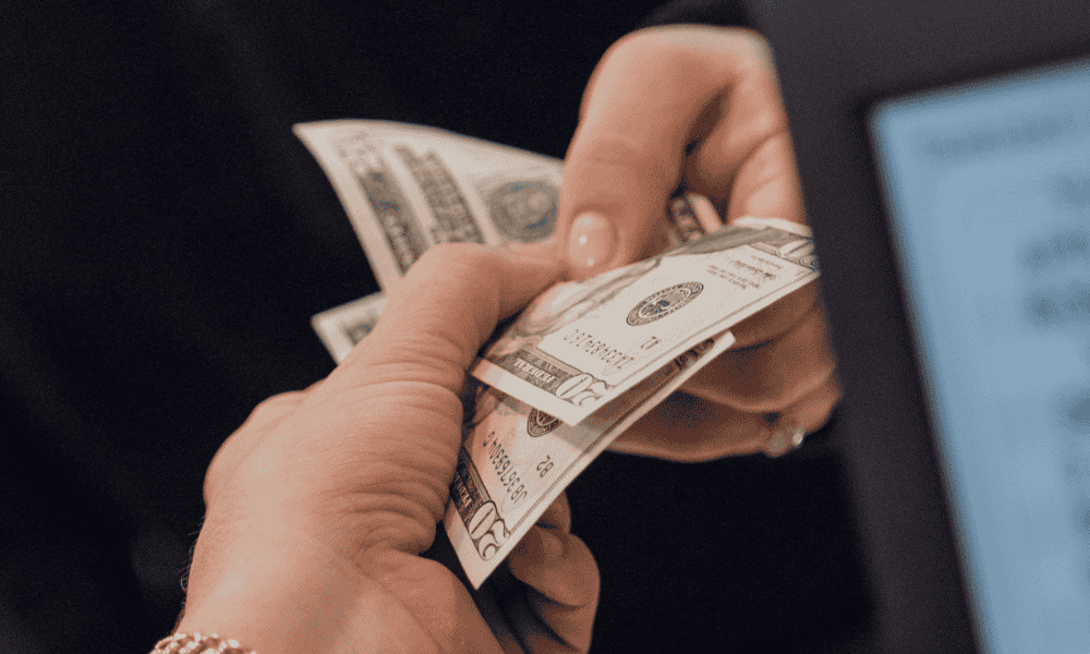 empressarios gestionando los cobros del negocio