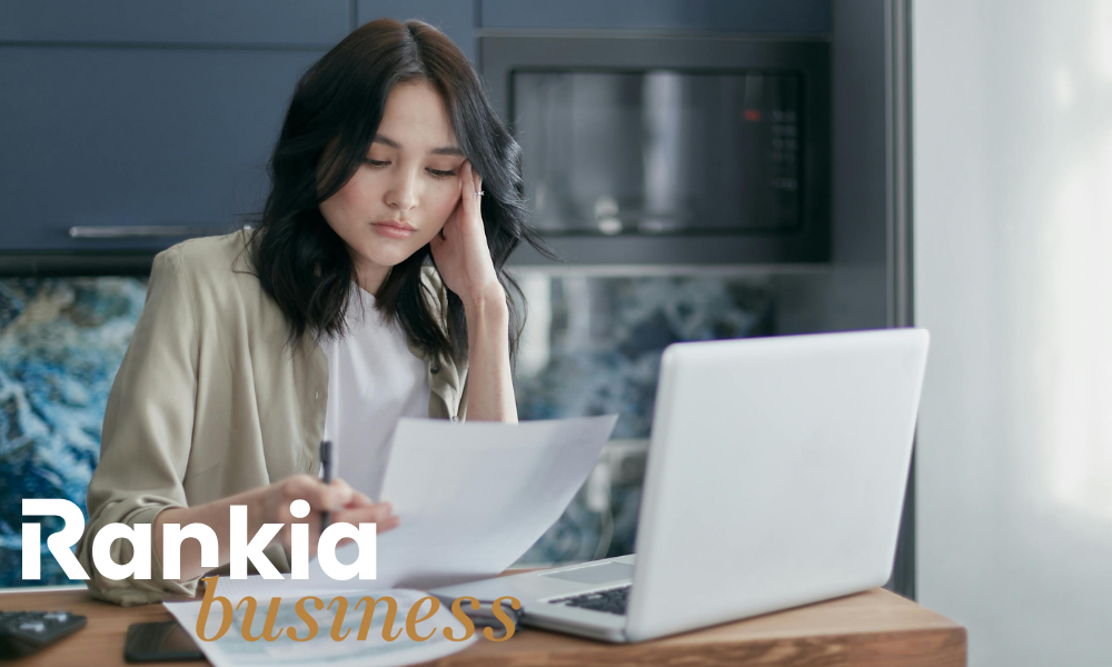 Persona trabajando con ordenador, representando la gestión de facturas sin ser autónomo.