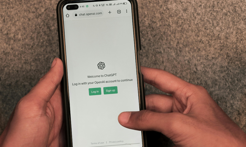 Manos utilizando una app móvil para gestionar procesos de negocio en una empresa