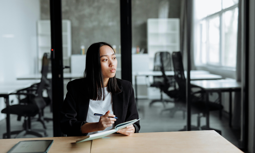 Profesional valorando diferencias entre ser autónomo o sociedad limitada.