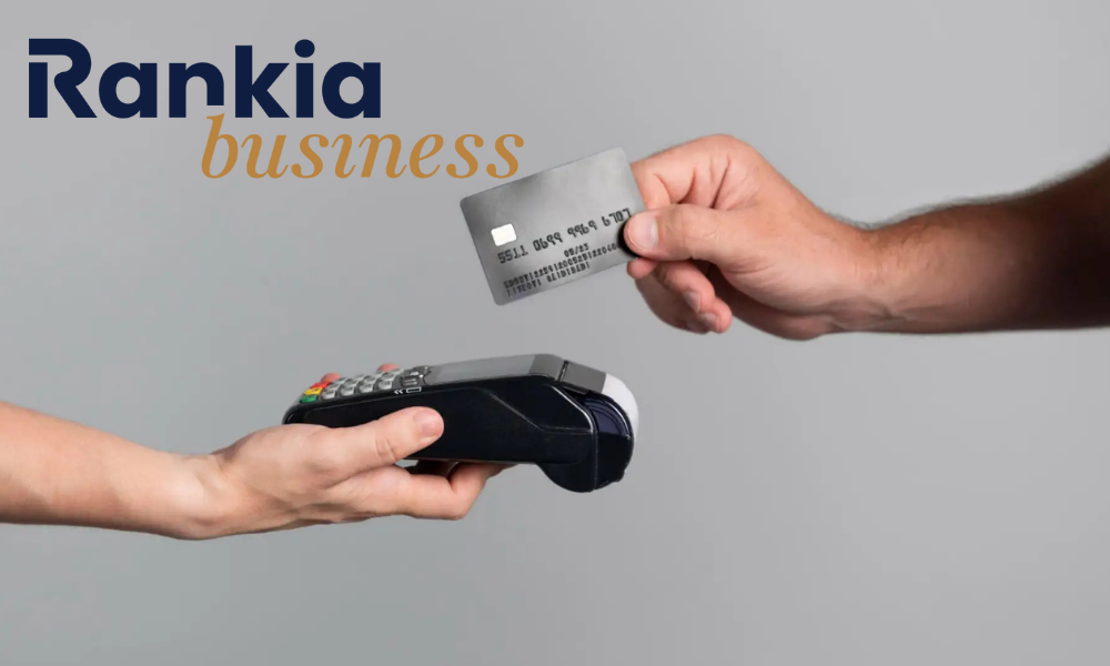 Manos intercambiando un datáfono, ilustración para guía sobre soluciones a errores en pagos con tarjeta