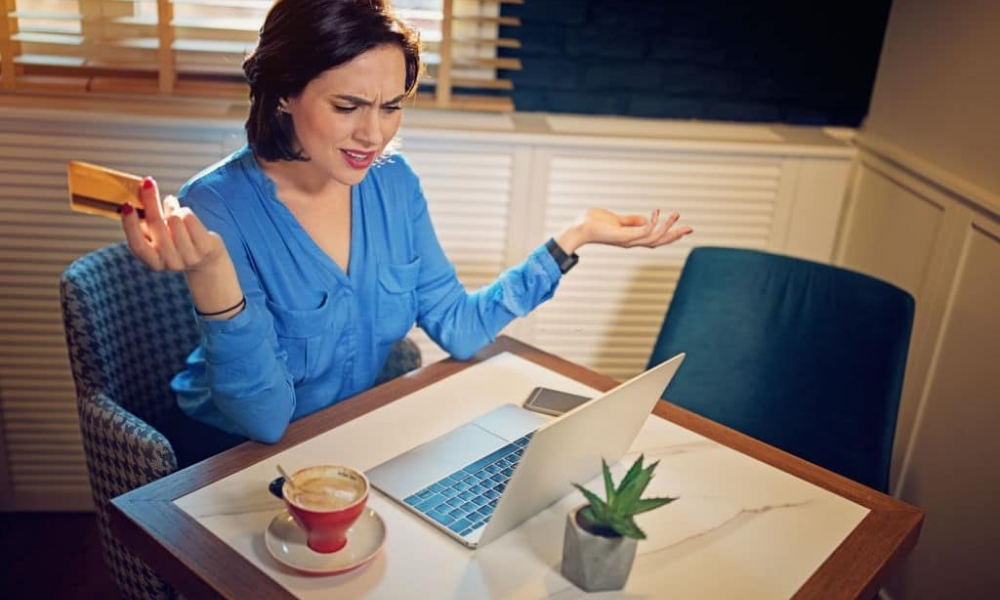 Cliente frustrada al intentar pagar con tarjeta tras un fallo en el datáfono 190.