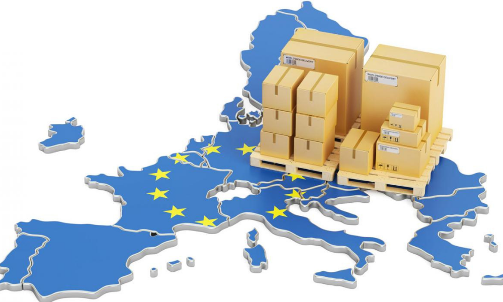 Mapa de Europa con la bandera de la UE y varias cajas de mercancía sobre un palé, simbolizando el comercio y las operaciones entre países europeos.