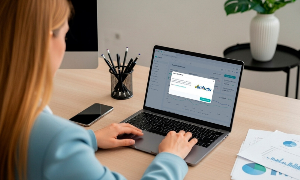 Persona revisando en su portátil la notificación sobre el retraso en la entrada en vigor de Verifactu.