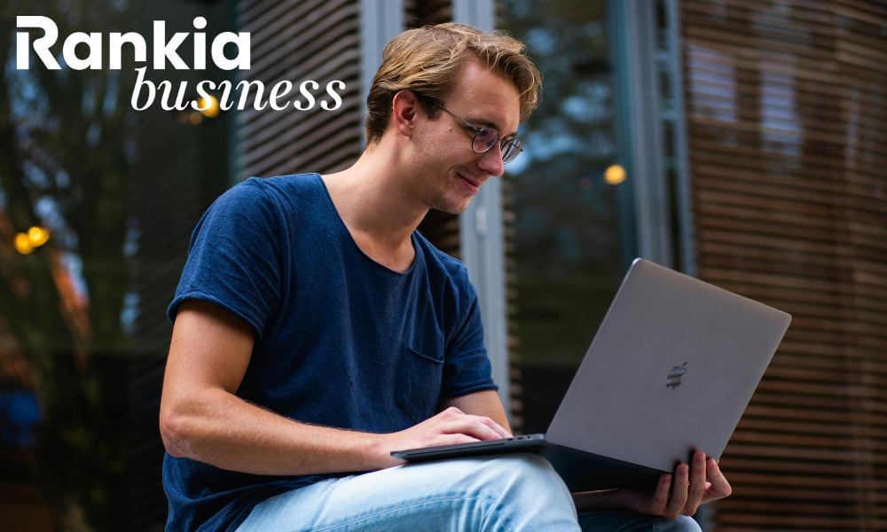 Autónomo trabajando en su ordenador, gestionando su actividad y planificando su baja autónomo