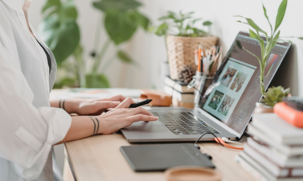 Manos de un autónomo trabajando en el ordenador, gestionando documentos y planificando su baja autónomos,