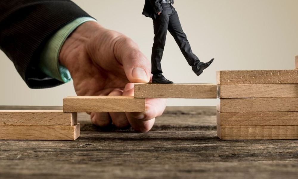 Persona subiendo escalones, simbolizando el avance en la gestión de su actividad como autónomo y los pasos para completar la baja autónomos