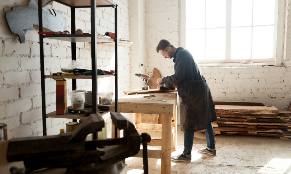 Imagen de un señor trabajando en su ordenador, representando a un autónomo gestionando trámites online, como la baja de autónomo en la Seguridad Social.