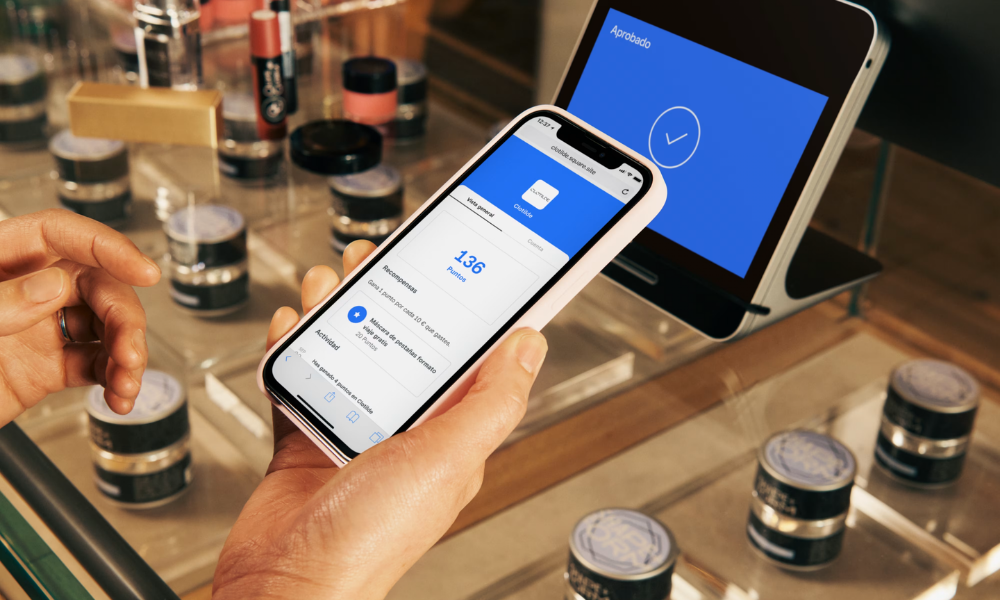 Cliente pagando en un comercio con un TPV de Square, usando tarjeta contactless en un dispositivo moderno y fácil de usar.