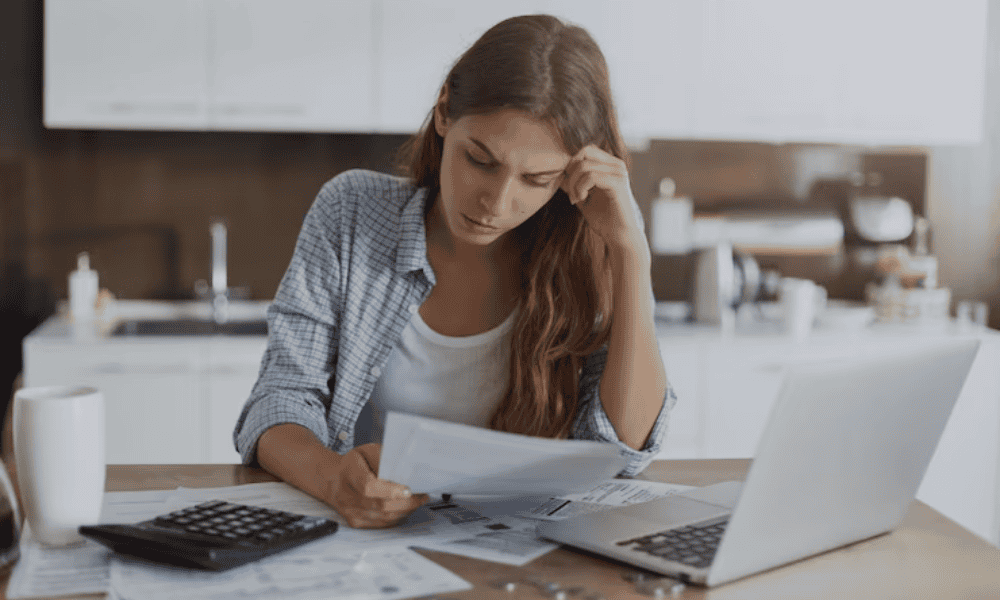 Autónoma revisando facturas para calcular la tarifa plana de autónomos