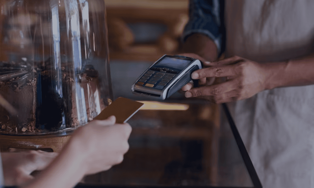 Pago con tarjeta mediante TPV Cajamar en un negocio